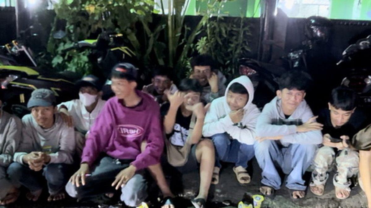 Para siswa yang berstatus adik kelas para korban kecelakaan maut bus wisata di wilayah depok Subang