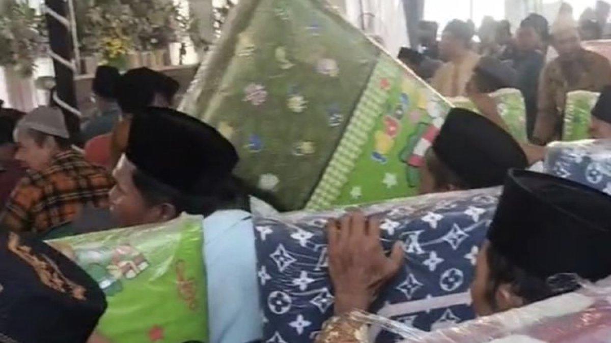 Para tamu undangan hajatan di Sidoarjo, dapat kasur lipat, Minggu (28/4/2024).