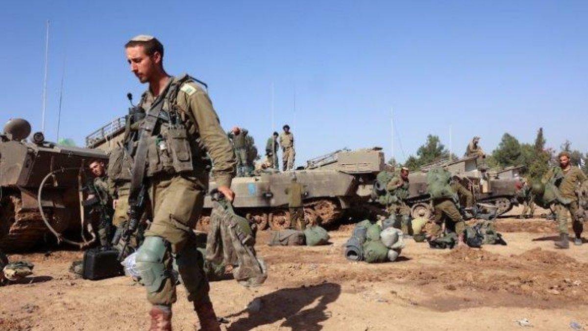 Para tentara Israel (IDF) saat ke luar dari Gaza melalui pagar pembatas perbatasan, 24 Novemver 2023.