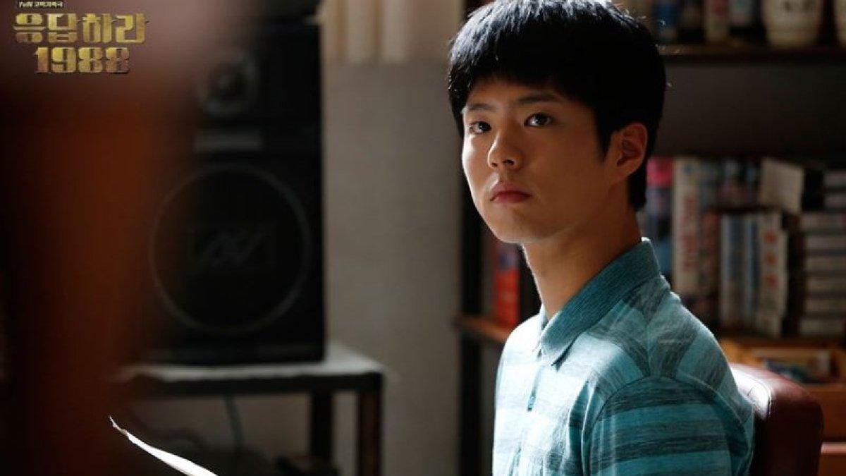 DRAKOR PARK BO GUM - Park Bo Gum memerankan karakter Choi Taek di drakor Reply 1988. Drakor ini tayang pada tahun 2015.