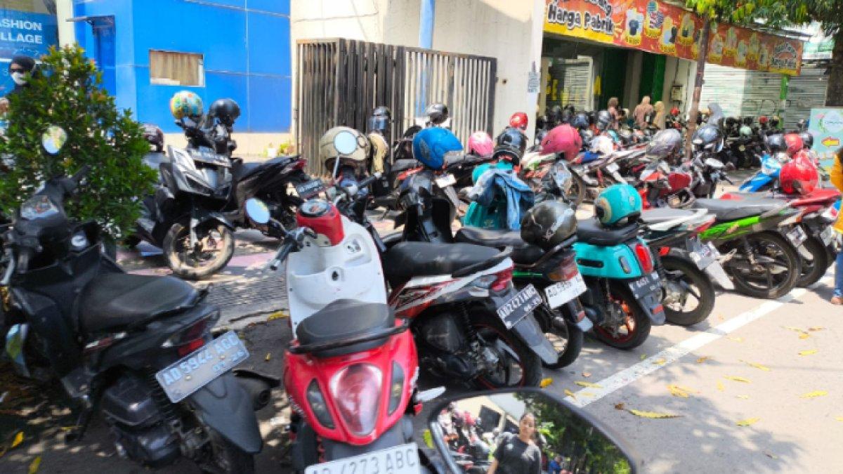 Parkir di tepi jalan umum di Jalan Pemuda, Klaten, pada Minggu (14/4/2024).