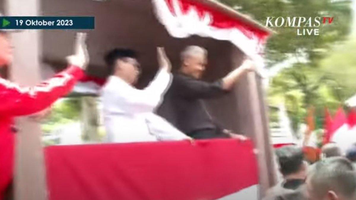 Pasangan Ganjar Pranowo dan Mahfud MD saat mendaftar ke KPU