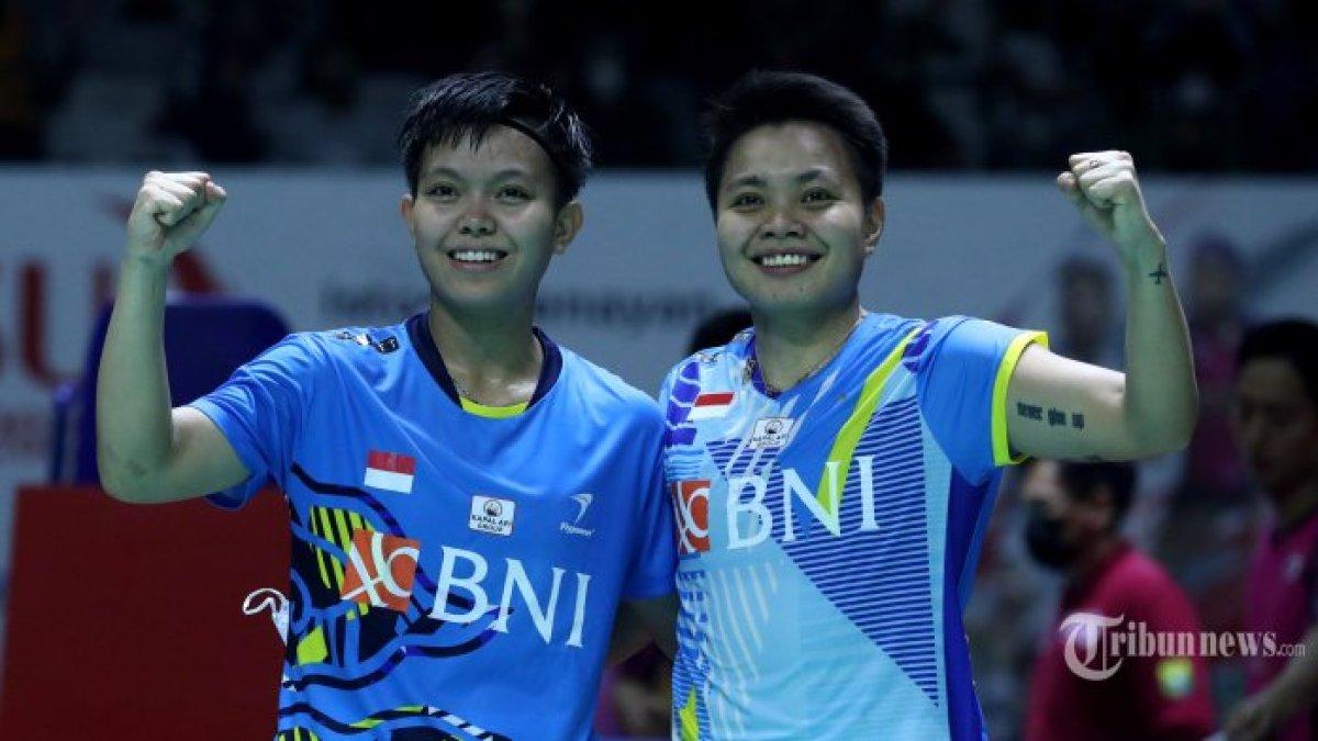 Pasangan pebulu tangkis ganda putri Indonesia, Apriyani Rahayu (kanan) dan Siti Fadia Silva Ramadhanti usai mengalahkan pasangan pebulu tangkis Belanda, Debora Jille dan Cheryl Seinen pada babak 32 besar Indonesia Masters di Istora Senayan, Jakarta, Selasa (7/6/2022). Pada pertandingan tersebut, Apriyani Rahayu/Siti Fadia Silva Ramadhanti berhasil mengalahkan Debora Jille/Cheryl Seinen dengan skor 21-12 dan 21-9.
