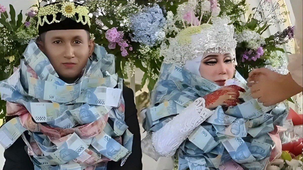Pasangan pengantin di Madura terima hadiah kalung uang dari tamu undangan.