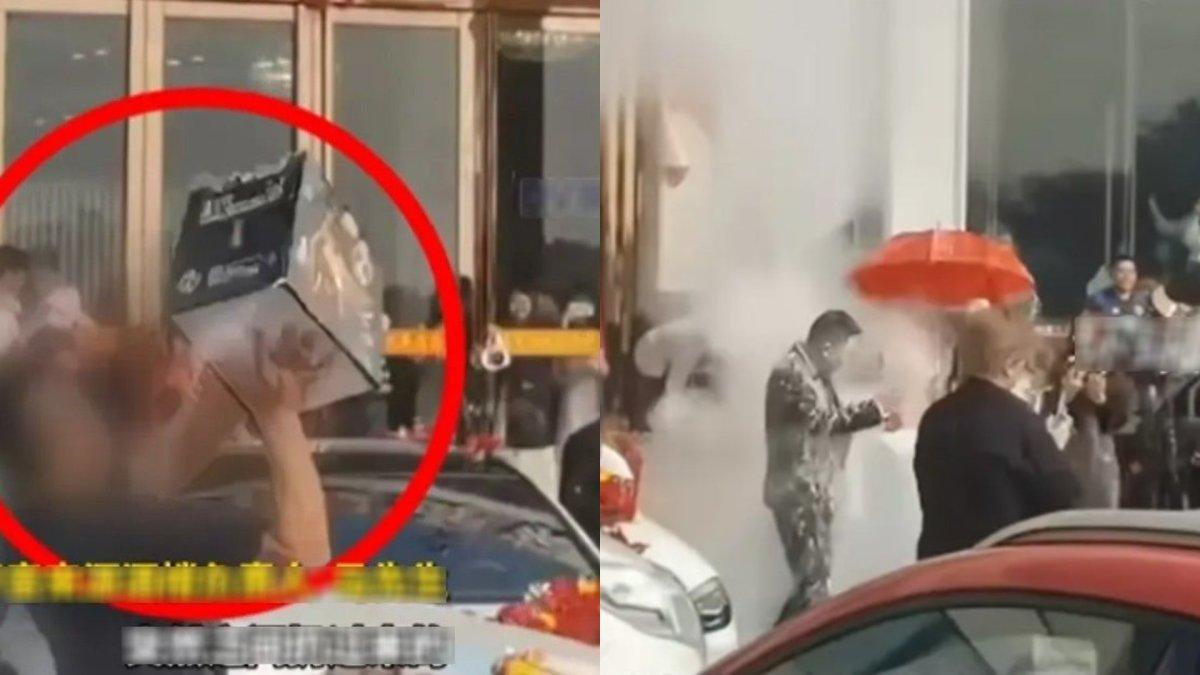 Pasangan pengantin dilempari tepung saat keluar hotel.