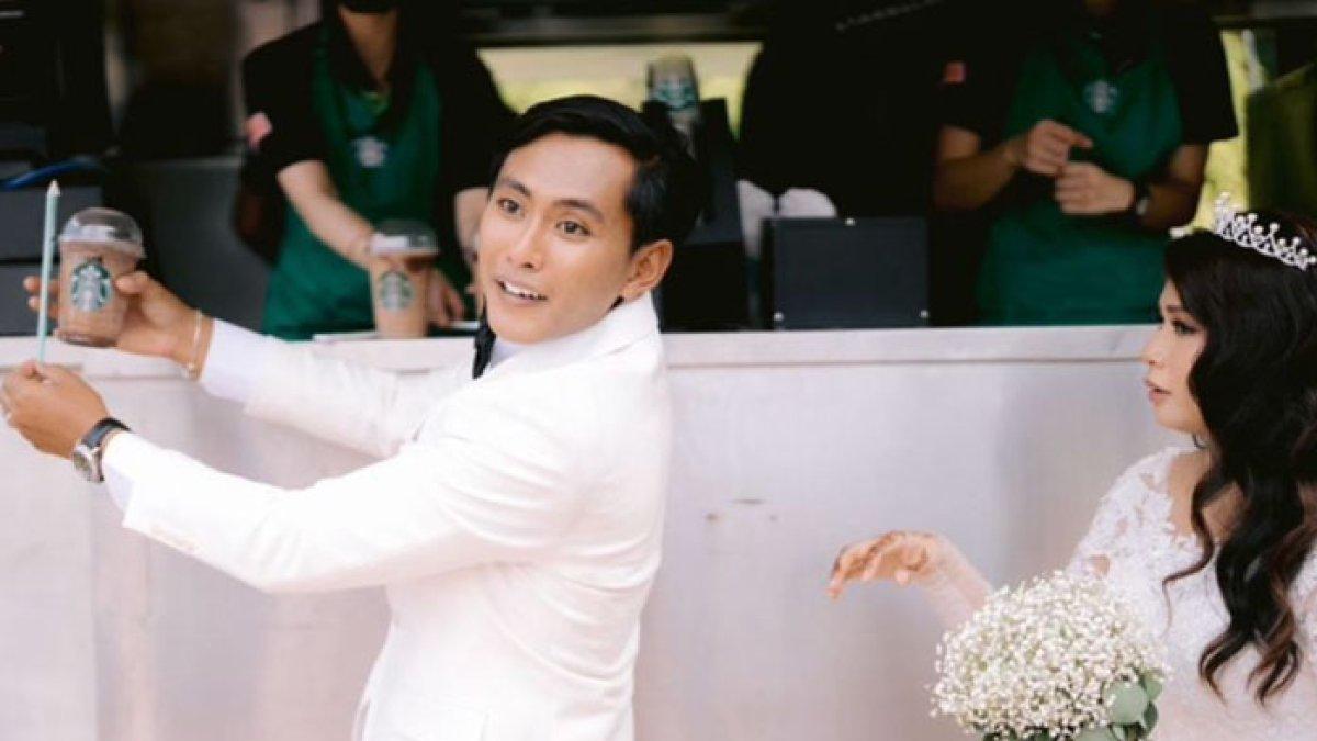 Pasangan pengantin menjamu tamu dengan kopi Starbucks