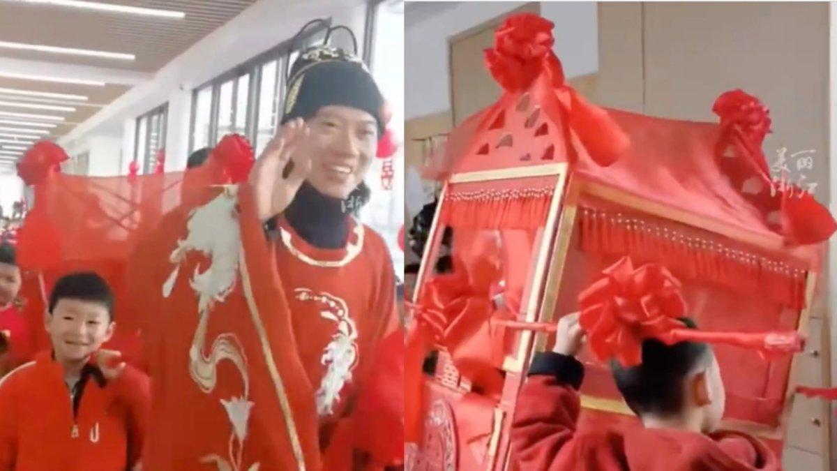 Pasangan pengantin nikah di sekolah tempat mereka kerja, murid-muridnya turut memeriahkan.