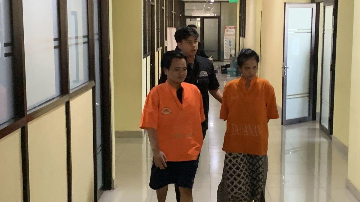 Pasangan suami istri Virgiawan Susilo dan Kiki Wijayanti tega menjual remaja berinisial YAP (17) melalui aplikasi Mi-Chat. Tersangka membohongi korban, awalnya YAP dijanjikan menjadi pemandu karaoke. Kedua tersangka dihadirkan dalam pengungkapkan kasus eksploitasi anak di Polres Metro Bekasi, Rabu (27/9/2023).