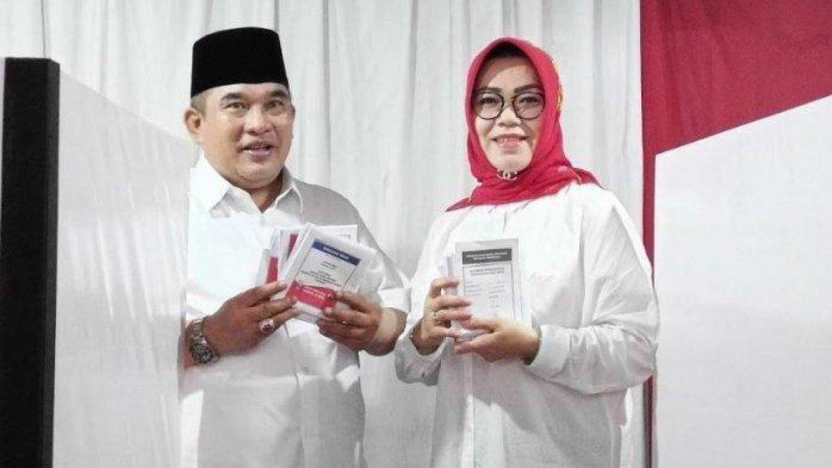 Pasangan suami istri Wardoyo Wijaya dan Etik Suryani memerintah Sukoharjo selama 20 tahun