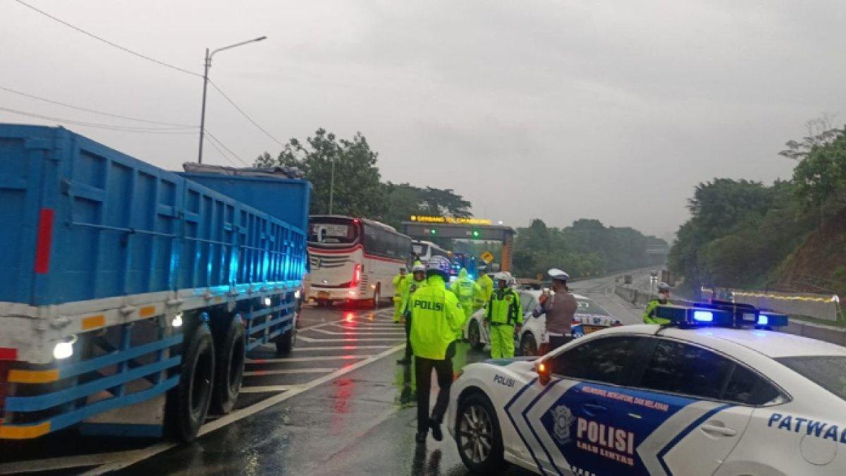 Pasca terjadinya kecelakaan beruntun di Ruas Tol Cipularang KM 92 arah Jakarta pada Senin (11/11/2024), pihak Kepolisian melanjutkan olah tempat kejadian perkara (TKP) pada Selasa (12/11/2024) pagi.