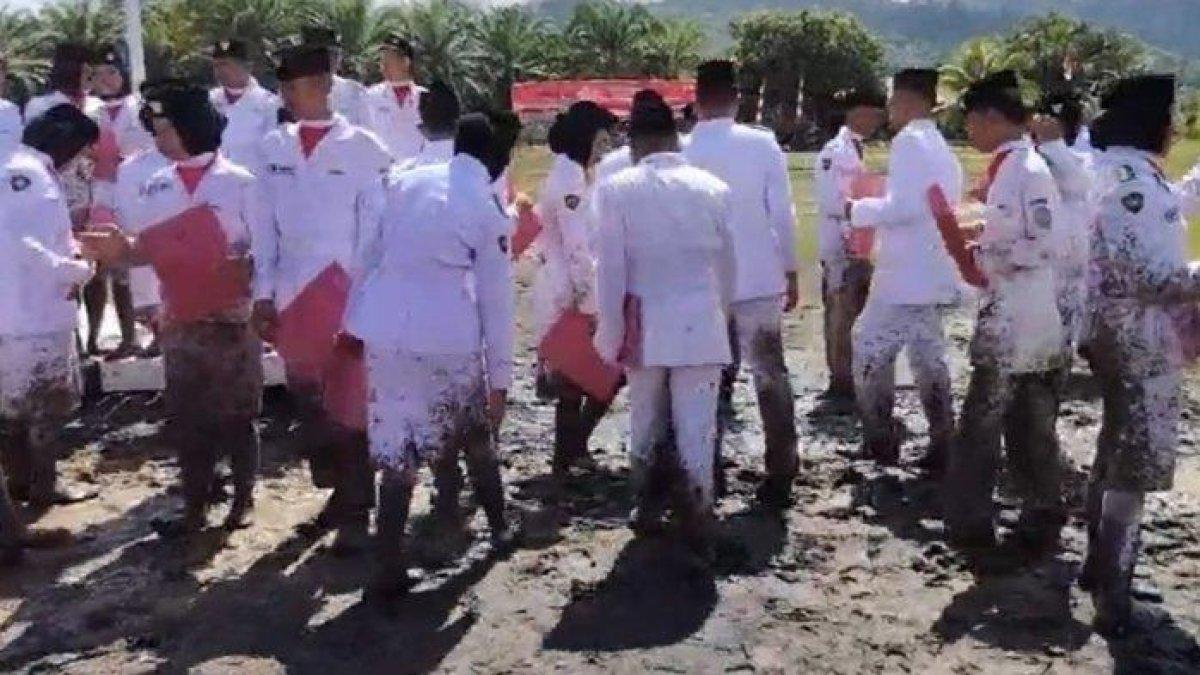 Paskibra di perbatasan RI-Malaysia tepatnya Kecamatan Sebatik Barat, Kabupaten Nunukan, kibarkan Bendera Merah Putih di lapangan yang berlumpur, Kamis (17/8/2023).