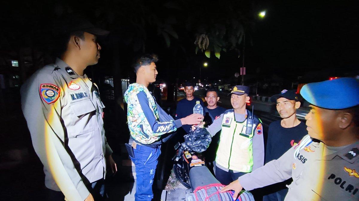PATROLI DI KLATEN - Polisi mengamankan botol minuman keras saat lakukan patroli skala besar, pada Sabtu (10/5/2025).