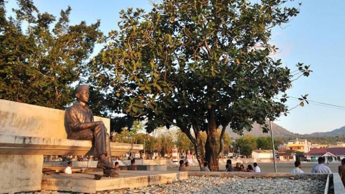 Patung Bung Karno di samping pohon sukun di kompleks Pelabuhan Bung Karno, Ende, Nusa Tenggara Timur.