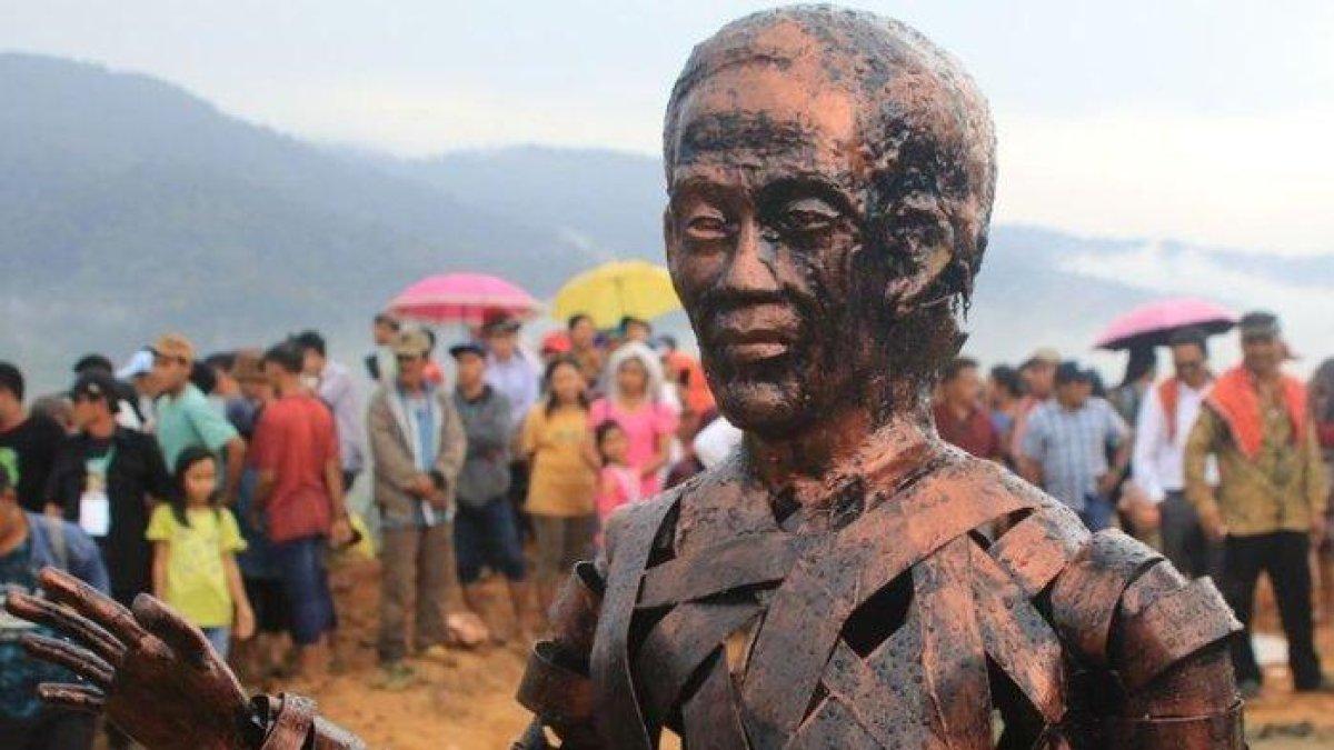 Patung Presiden Joko Widodo dipajang saat peletakan batu pertama pembangunan Monumen Juma Jokowi di kawasan Liang Melas Datas, Kabupaten Karo, Sumatera Utara, Sabtu (4/11/2023). Masyarakat akan membangun patung Jokowi lainnya setinggi 6 meter di kompleks monumen tersebut.