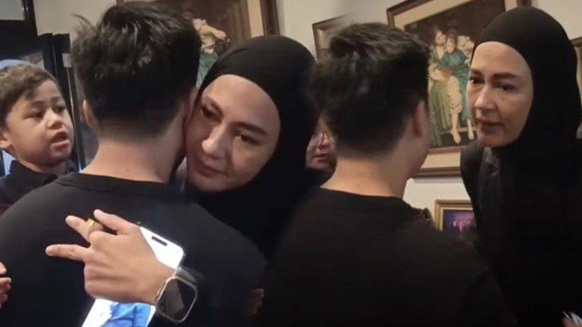 Baim dan Paula berpelukan