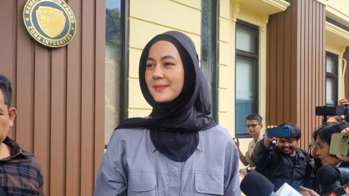 BAIM DAN PAULA - Paula Verhoeven usai sidang cerai dengan Baim Wong di Pengadilan Agama Jakarta Selatan, Rabu (5/3/2025).
