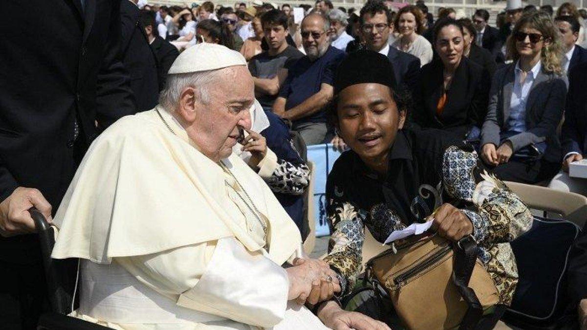 Momen pemuda muslim menemui Paus Fransiskus di Roma Vatikan.