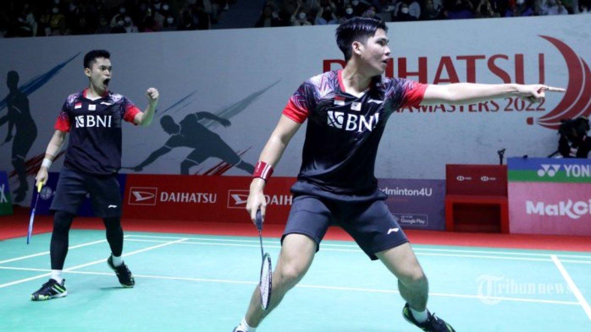 Pebulu tangkis Ganda Putra Indonesia Leo Rolly Carnando dan Daniel Marthin saat melawan pebulu tangkis Malaysia Aaron Chia dan Soh Wooi Yik pada babak 16 besar Indonesia Masters di Istora Senayan, Jakarta, Kamis (9/6/2022).