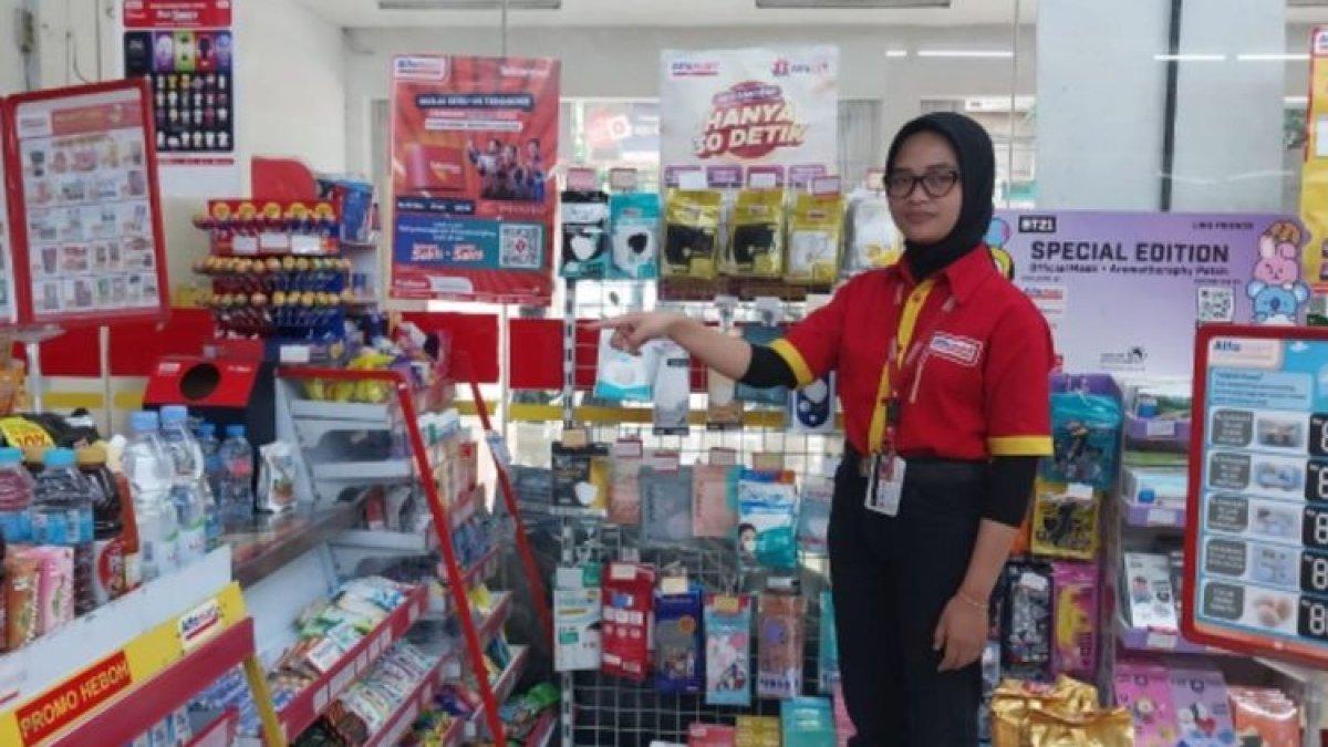 Pegawai Alfamart di Kota Malang, Jawa Timur menunjukkan lokasi kasir yang diduga dua WNA melakukan gendam