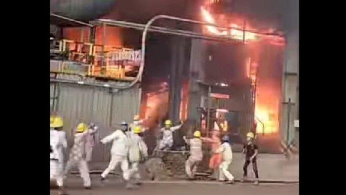 Pekerja nekat melompat dari ketinggian untuk menyelamatkan diri dari ledakan tungku Smelter PT Indonesia Tsingshan Stainless Steel (ITSS), Kabupaten Morowali, Sulawesi Tengah, Minggu (24/12/2023).