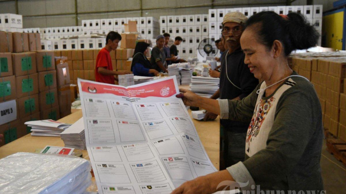 Pekerja melipat surat suara Pemilu 2024 di gudang Bulog Kabupaten Malang, Jawa Timur, Rabu (3/1/2024). Komisi Pemilihan Umum (KPU) Kabupaten Malang mulai melakukan pelipatan dan penyortiran surat suara pada pemilu 2024 untuk Daftar Pemilih Tetap (DPT) sebanyak 2.054.178. KPU Kabupaten Malang memberdayakan 200 pekerja saat pelipatan surat suara tersebut.