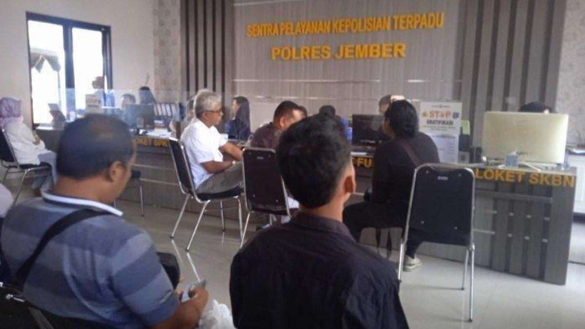 Pelajar yang mengenakan baju hitam, korban pembacokan di jembatan Semanggi Jember