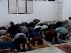 Pelaksanaan salat Tarawih kilat di Pondok Pesantren Al-Quraniyah Desa Dukuhjati, Kecamatan Krangkeng, Kabupaten Indramayu, Selasa (12/3/2024) malam.