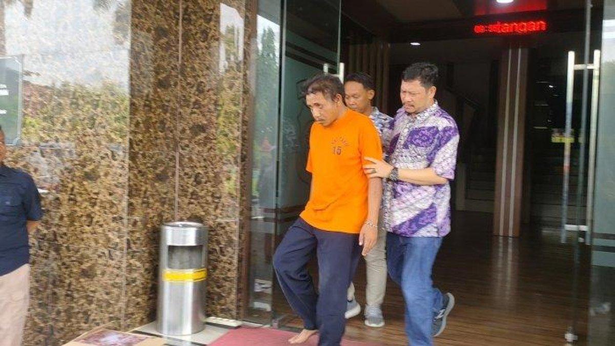 Pelaku berinisial A (40) saat dihadirkan dalam konferensi pers di Mapolresta Cirebon, Jumat (24/11/2023).