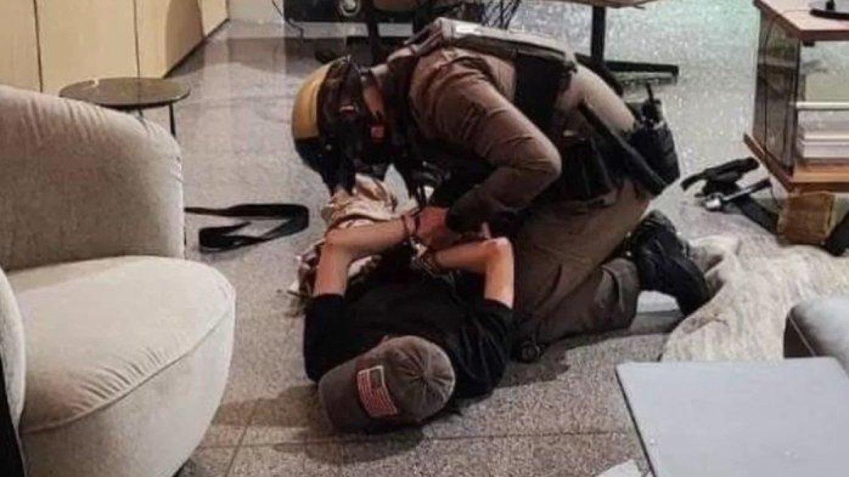 Pelaku penembakan di Siam Paragon Mall, Bangkok, Thailand ditangkap polisi setelah menyerah, Selasa (3/10/2023).