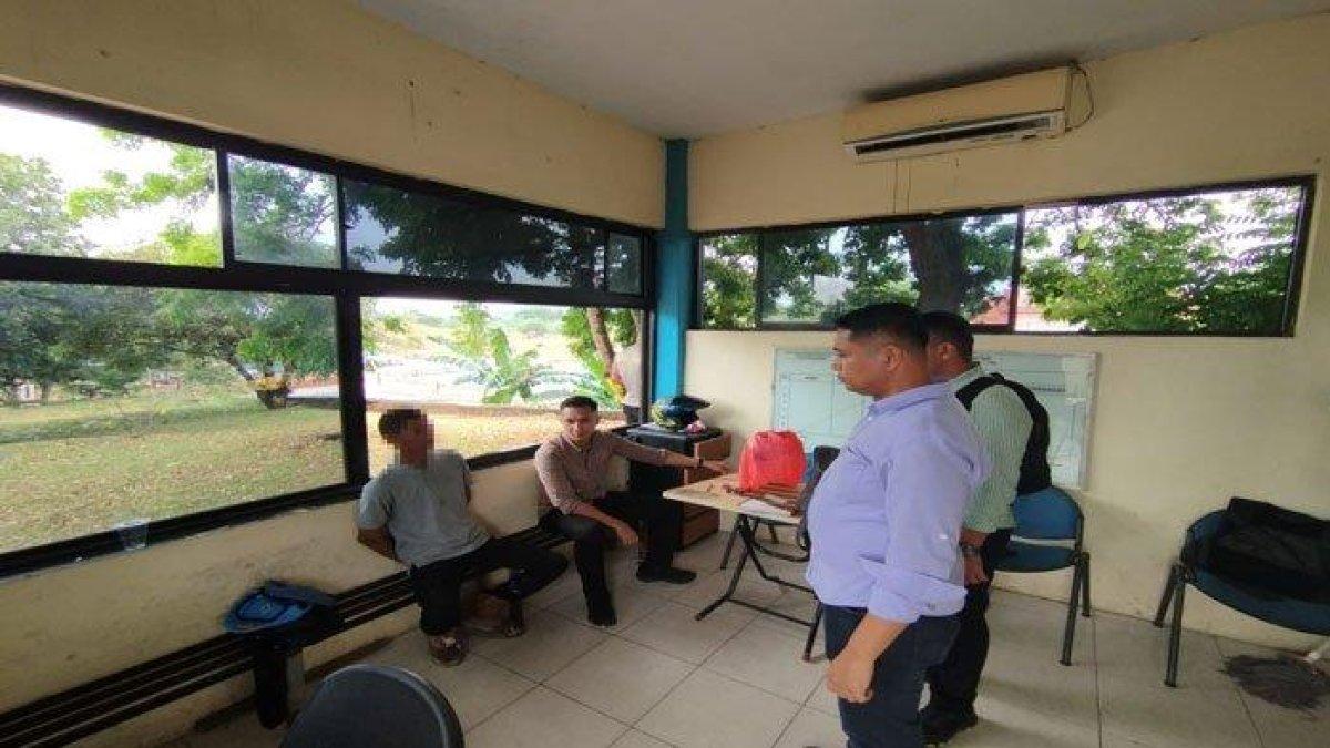 Pelaku penganiayaan debt collector di Batam saat menyerahkan diri