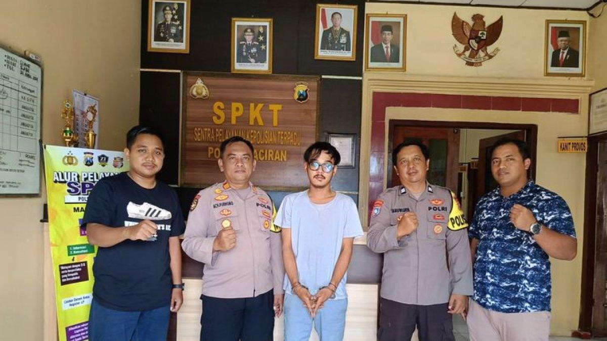 Pelaku penipuan berkedok jasa foto pernikahan (tengah), saat diamankan jajaran Polsek Paciran, Lamongan, Jawa Timur.