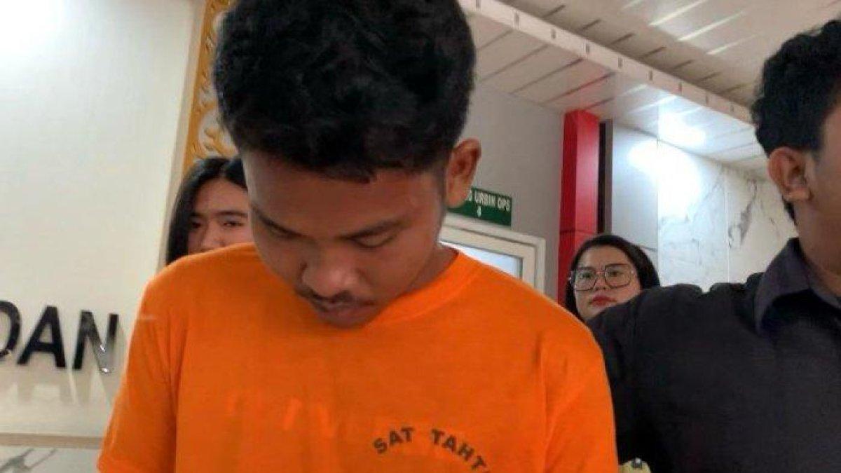 Pelaku rudapaksa, Robihari Agus tertunduk di hadapan kamera ketika digiring oleh personel Satreskrim Polrestabes Medan, menuju ke sel tahanan, Jumat (20/10/2023).