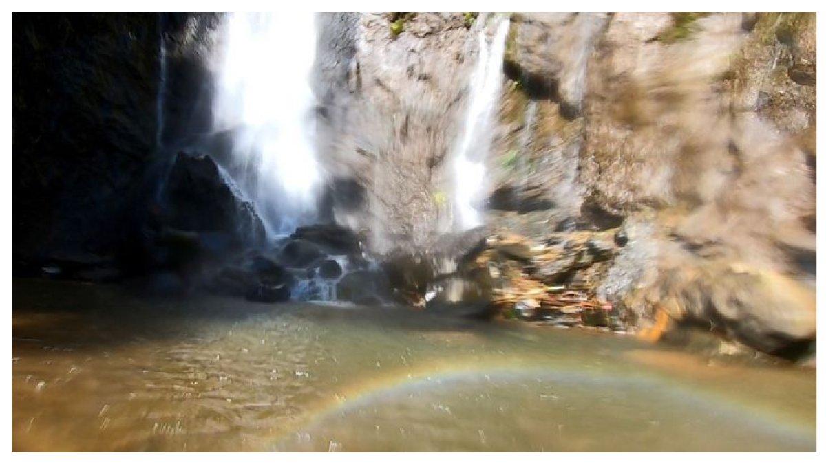 PELANGI YANG MUNCUL - Pelangi yang muncul di kolam bawah Curug Silawe menambah keindahan air terjun yang jernih dan sejuk, cocok untuk destinasi liburan Lebaran 2025.