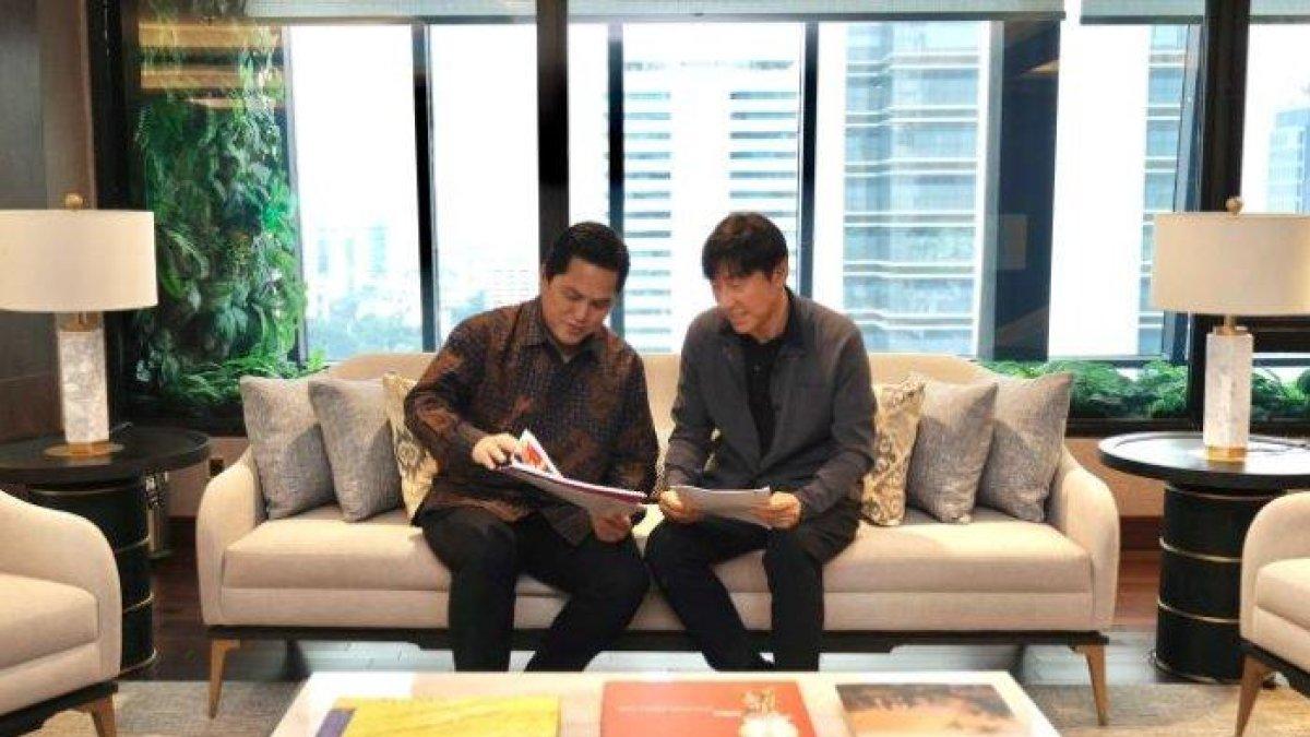 Pelatih Timnas Indonesia, Shin Tae-yong hari ini menemui Ketua Umum PSSI, Erick THohir, Rabu (13/3/2024). PSSI mengungkapkan alasannya hanya memperpanjang kontrak untuk Shin Tae-yong bersama Timnas Indonesia hingga 2027.
