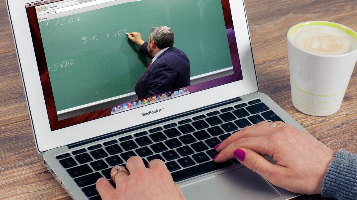 Banyak orang yang menyediakan kelas-kelas online sesuai kemampuan mereka.