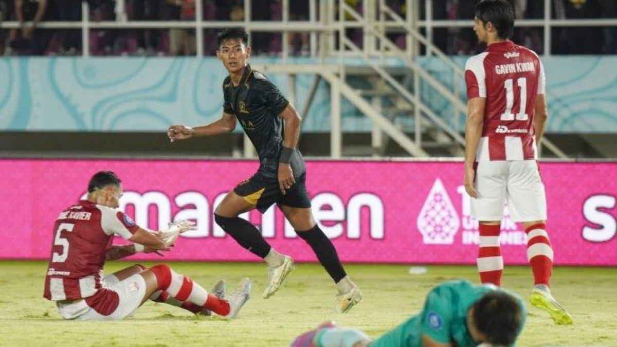 Pemain Madura United, Malik Risaldi setelah mencetak gol ke gawang Persis Solo, Selasa (30/1/2024) malam di Stadion Manahan Solo.