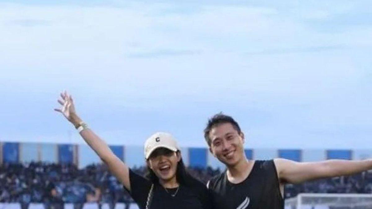 Pemain Persela Lamongan Lee Yu-jun (kedua kanan) foto bersama istri di Stadion Surajaya Lamongan, beberapa waktu lalu.