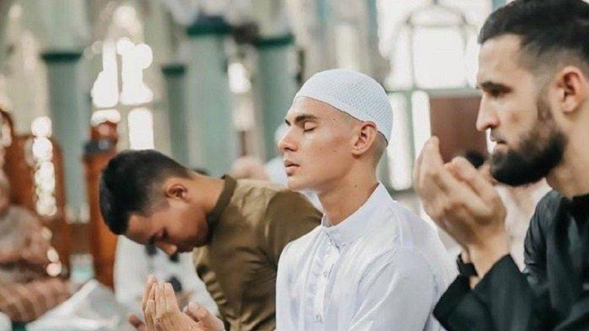 Pemain Persita Tangerang Christian Mangaron Rontini menjadi mualaf.