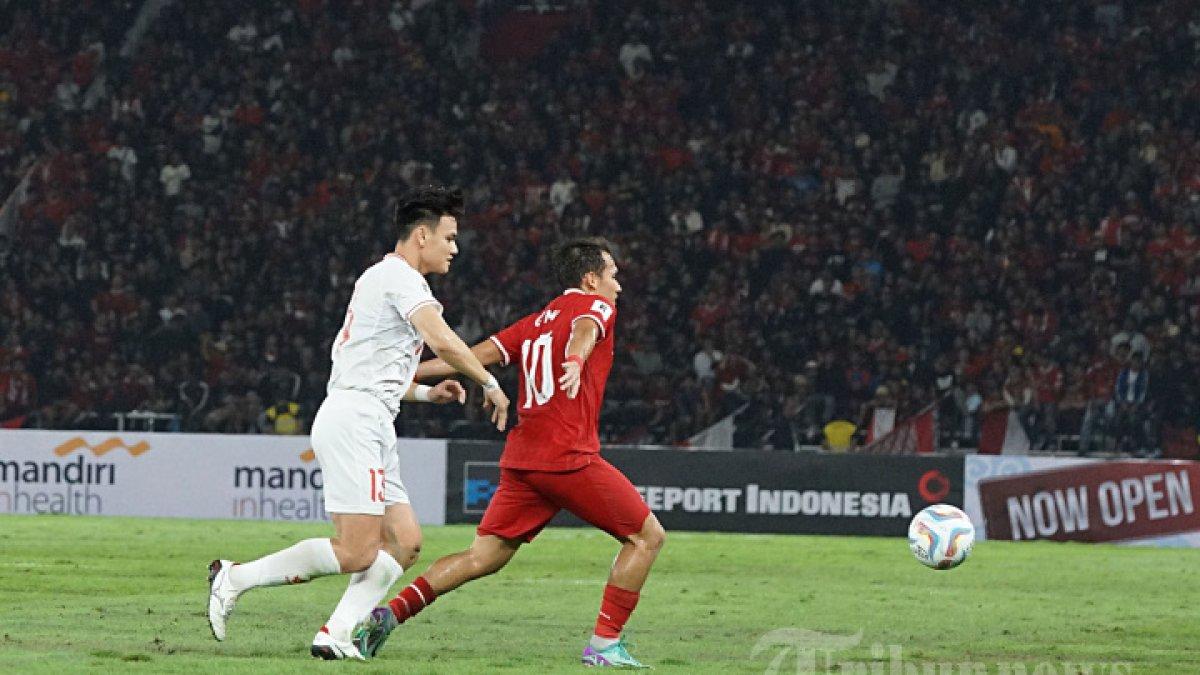Pemain Timnas Indonesia Egy Maulana Vikri berebut bola dengan pemain Vietnam pada babak kualifikasi piala dunia 2026 di Stadion Utama Gelora Bung Karno, Jakarta Selatan, Kamis (21/3/2024). Hingga wasit meniup pluit panjang Indonesia unggul 1-0 dari Vietnam atas gol dari Egy Maulana Vikri.