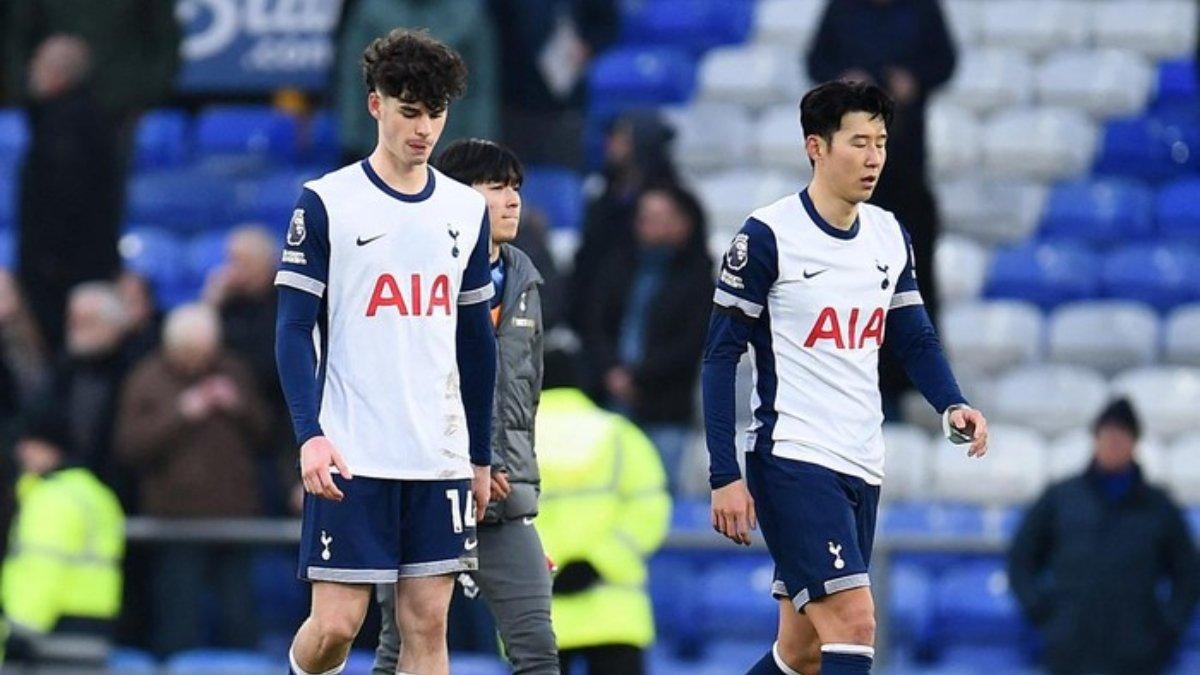 Pemain Tottenham Hotspur kecewa usai pertandingan.