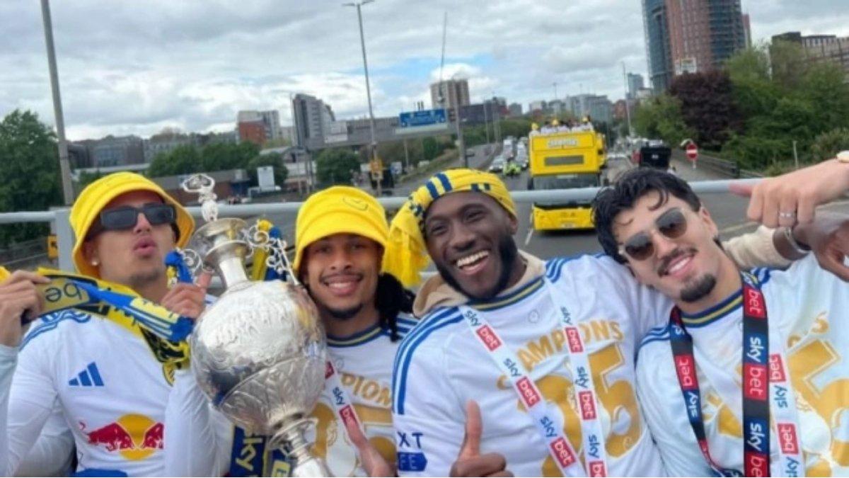 Pemain keturunan Indonesia Pascal Struijk merayakan juara setelah antarkan Leeds United kembali ke divisi utama Liga Inggris Premier League. Dia merayakan dengan warga kota Beeston, Ritania Raya.