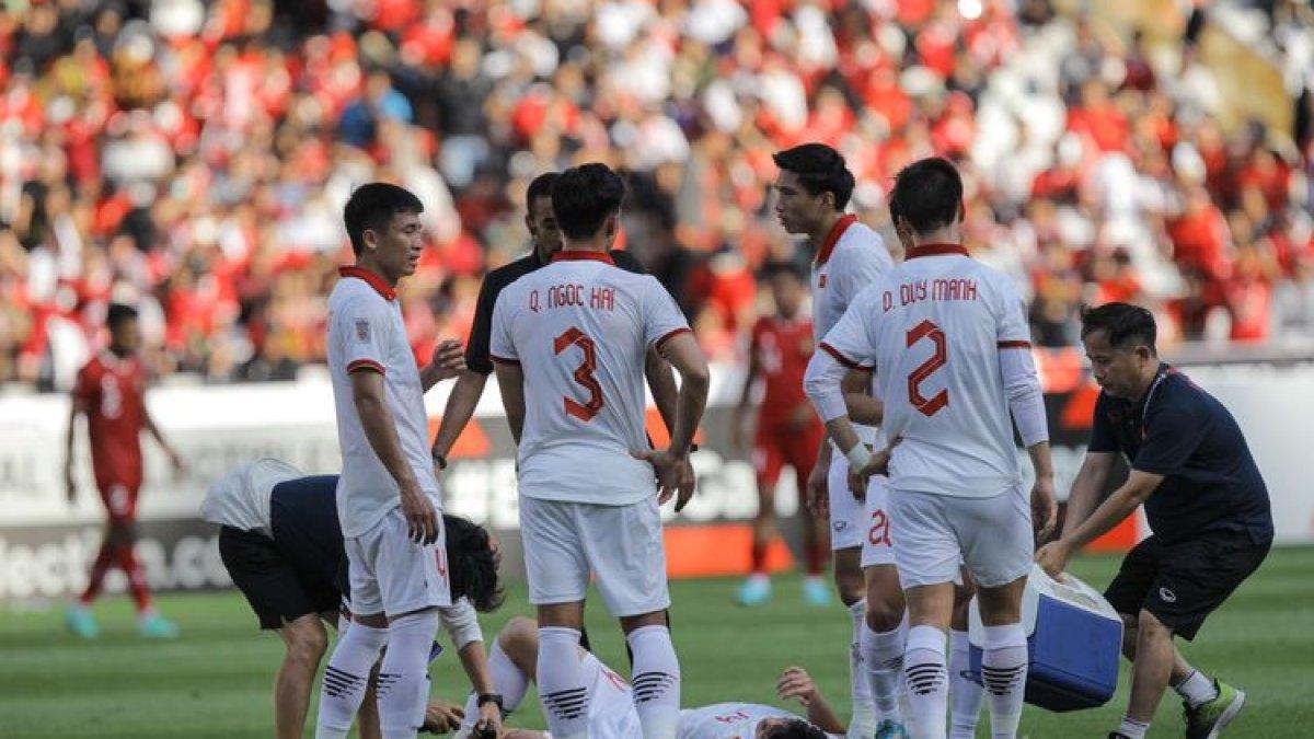 Pemain timnas Vietnam, Nguyen Hoang Duc cedera pada leg pertama semifinal Piala AFF 2022 melawan timnas Indonesia di Stadion Utama Gelora Bung Karno (SUGBK), Jakarta, Jumat (6/1/2023). Pertandingan ini berakhir dengan skor 0-0. Terkini, VFF menunjuk Kim Sang-sik sebagai pelatih timnas Vietnam dan timnas U23 Vietnam.