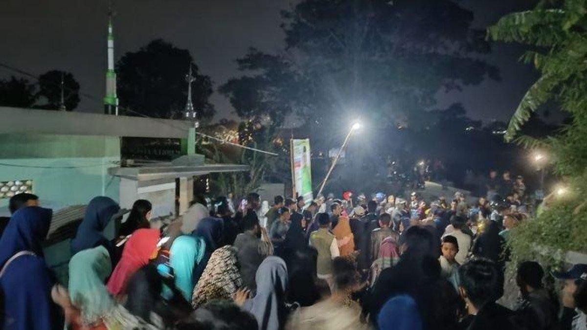 Suasana pengantar pemakaman Panji Nurhakim di Kampung Situgede, Desa Situgede, Kecamatan Karangpawitan, Kabupaten Garut, Jawa Barat, Minggu (15/10/2023). Panji merupakan aktivis kemanusiaan di Garut yang meninggal dunia akibat dianiaya geng motor.