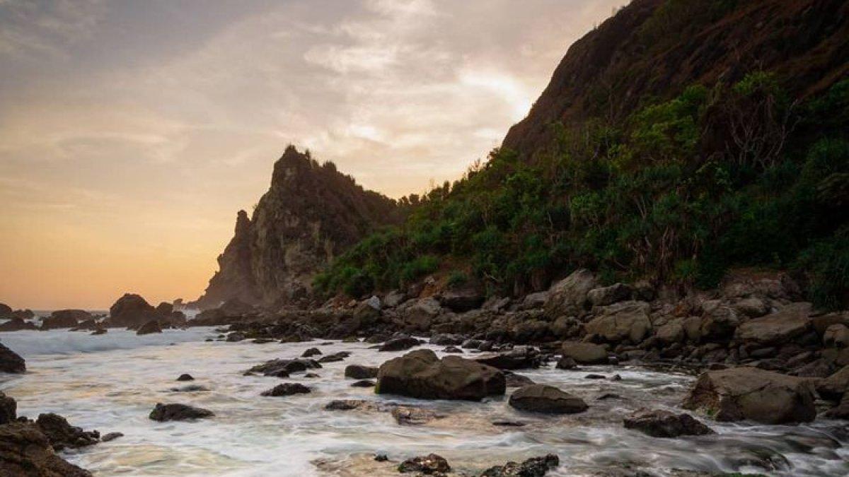 PEMANDANGAN PANTAI WATU LUMBUNG Yogyakarta