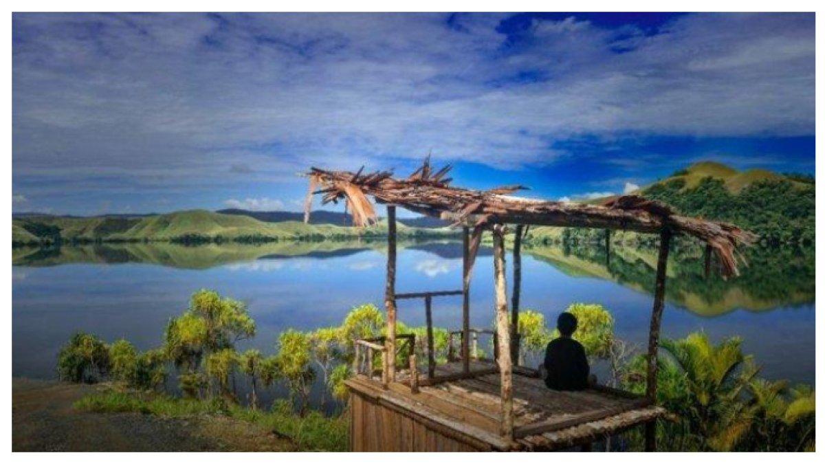 PEMANDANGAN DARI TEPI DANAU - Wisatawan bisa berenang, naik perahu menyusuri Danau Sentani, mengunjungi kampung wisata, hingga menikmati kuliner lokal. Destinasi sempurna untuk liburan.