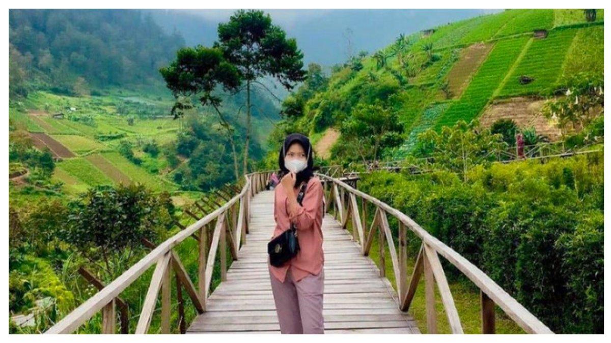 PEMANDANGAN GUNUNG LAWU - Dengan udara sejuk dan panorama pegunungan yang menawan, destinasi ini jadi pilihan tepat untuk menikmati keindahan alam saat liburan Lebaran 2025.
