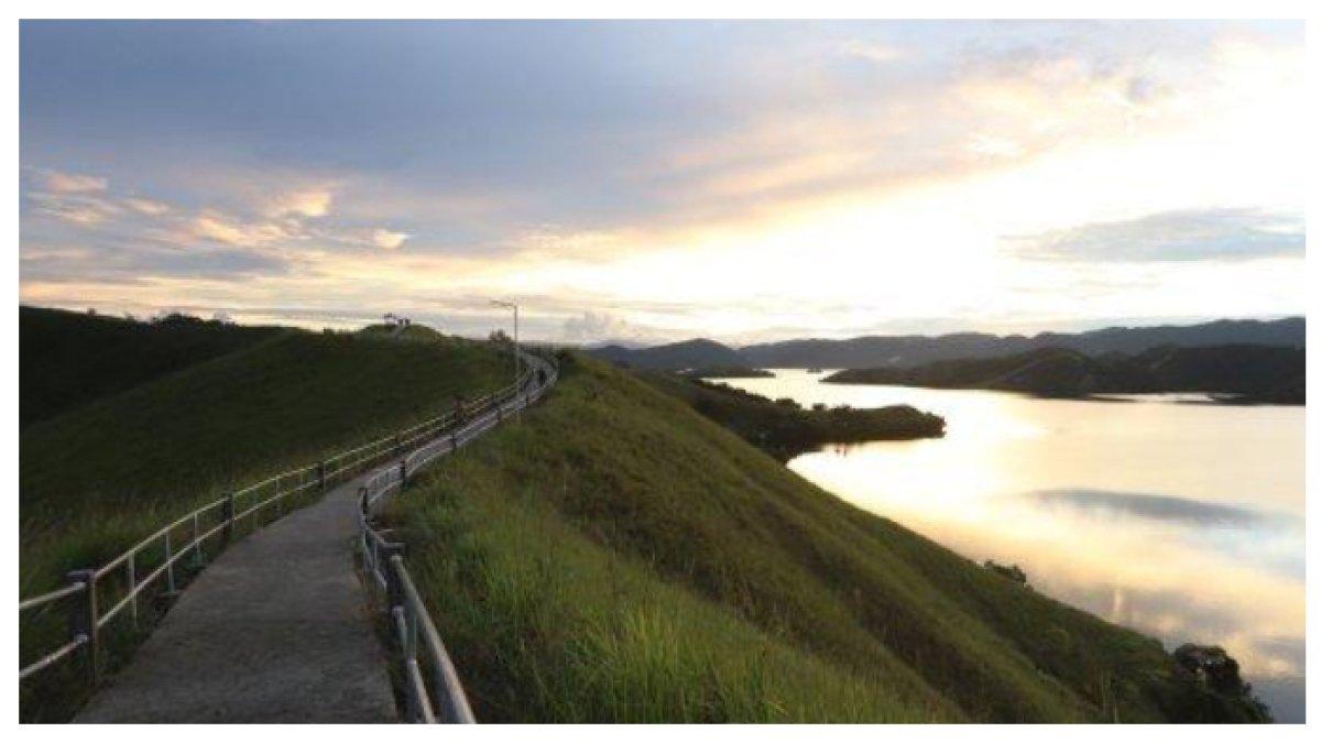 PEMANDANGAN PERBUKITAN HIJAU - Pemandangan perbukitan hijau yang luas dengan udara sejuk yang menyegarkan, cocok untuk bersantai dan menikmati alam. Pas untuk libur Lebaran 2025.