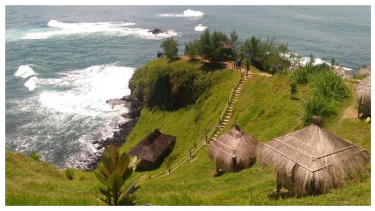 PEMANDANGAN PANTAI MENGANTI - Salah satu sudut pemandangan di Pantai Menganti yang berlokasi di Desa Karangduwur, Kecamatan Ayah, Kabupaten Kebumen, Jawa Tengah, Selasa (20/3/2018).