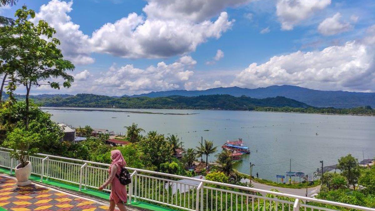 PEMANDANGAN ROWO JOMBOR - Bukit Sidoguro Klaten menyajikan panorama indah Rowo Jombor dari ketinggian, dengan pemandangan hijau yang menyejukkan mata dan spot foto instagramable.