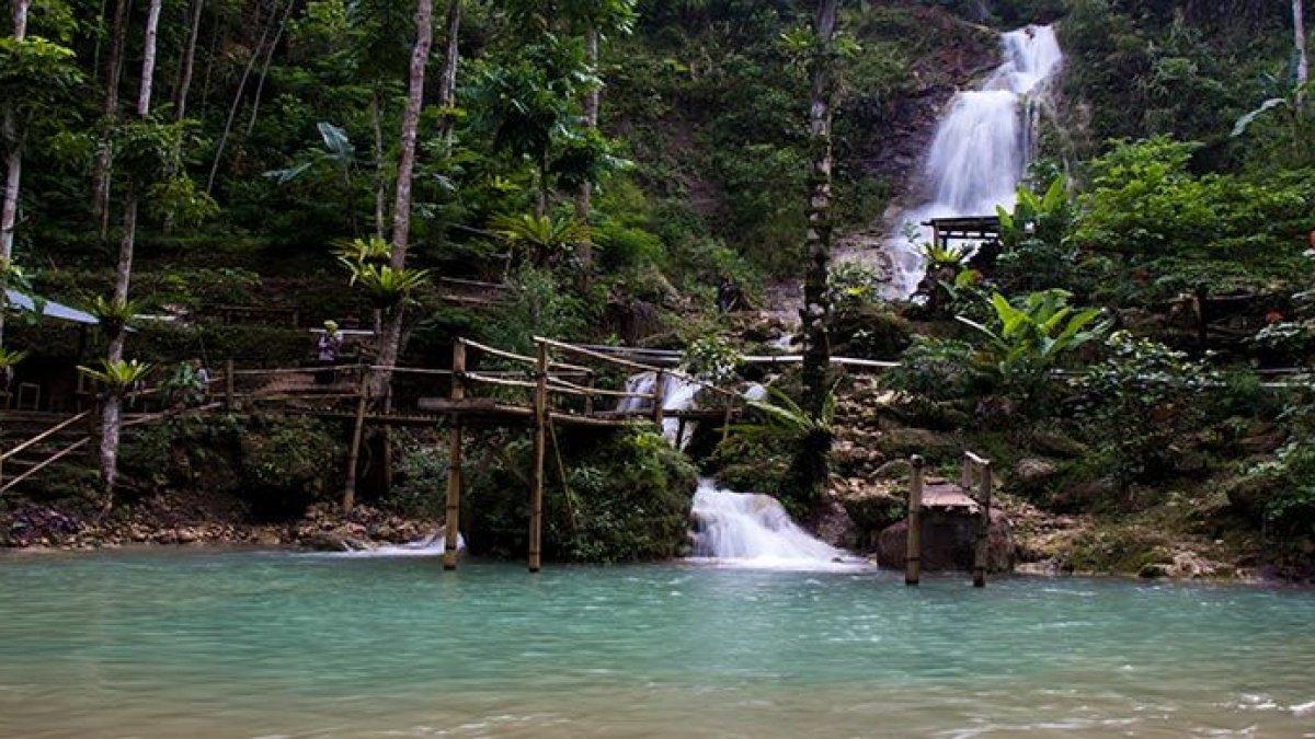 PEMANDIAN AIR TERJUN - Pemandian Kembang Soka di Kulon Progo menawarkan keindahan air jernih kehijauan di antara dua air terjun, cocok untuk bersantai dan menikmati alam.